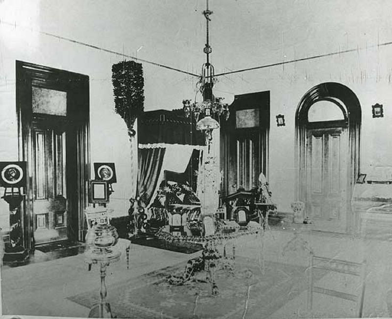 Old_Photo_of_Iolani_Palace_Queens_Bedroom.jpg