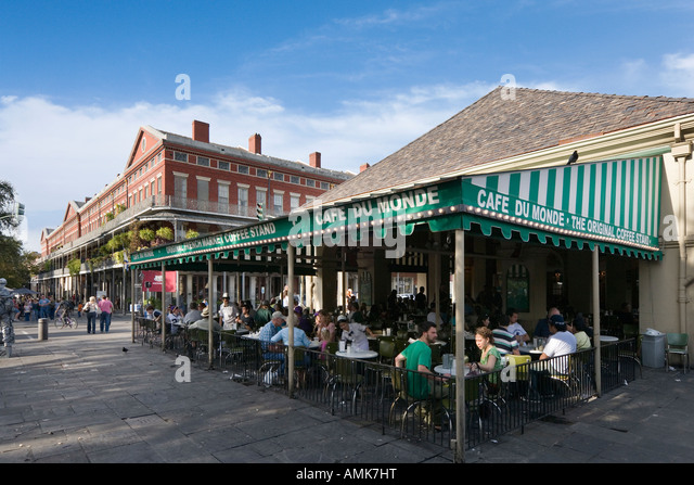 cafe-du-monde-by-the-french-market-decatur-street-french-quarter-new-amk7ht.jpg