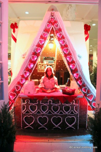 Epcot-American-Adventure-Gingerbread-House-350x525.jpg