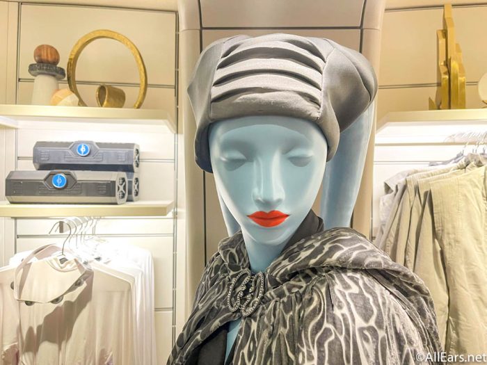 mannequin-the-Chandrila-Collection-merchandise-store-2022-wdw-galactic-starcruiser-star-wars-hotel-media-preview-700x525.jpg