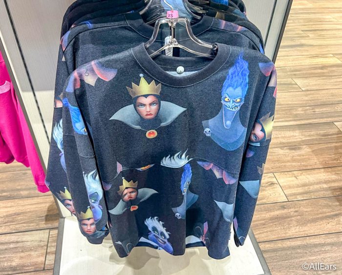 2022-dlr-dtd-world-of-disney-store-villains-spirit-jersey-up-to-no-good-700x564.jpg