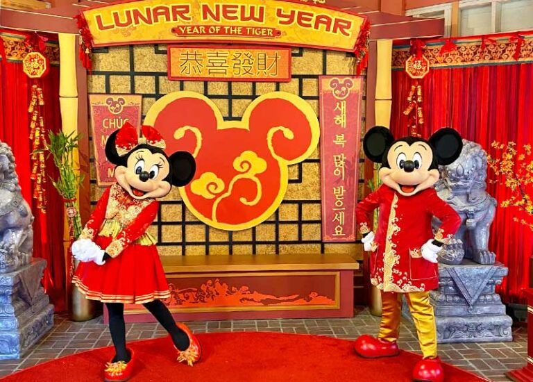 122-lunar-new-year-disney-california-adventure-mickey-minnie-768x550.jpg