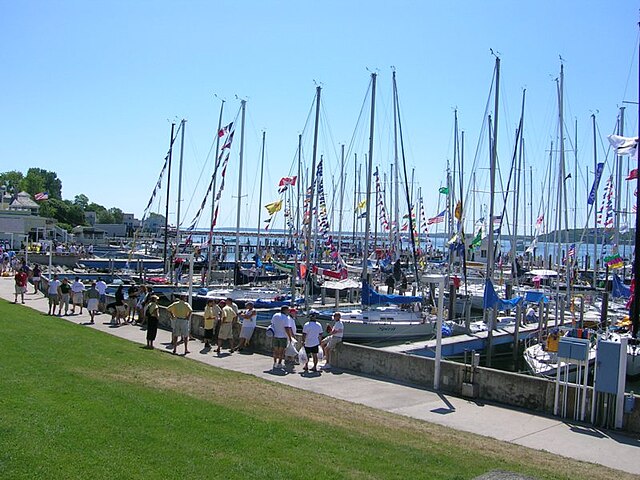 640px-Mackinacislandsailboatsafterporthuronrace2006.jpg