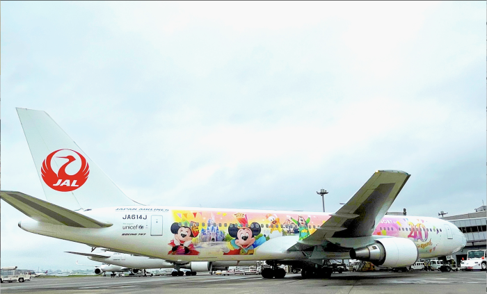 Japan-Airlines-Tokyo-Disney-40th-anniversary-disney-plane-mickey-700x423.png